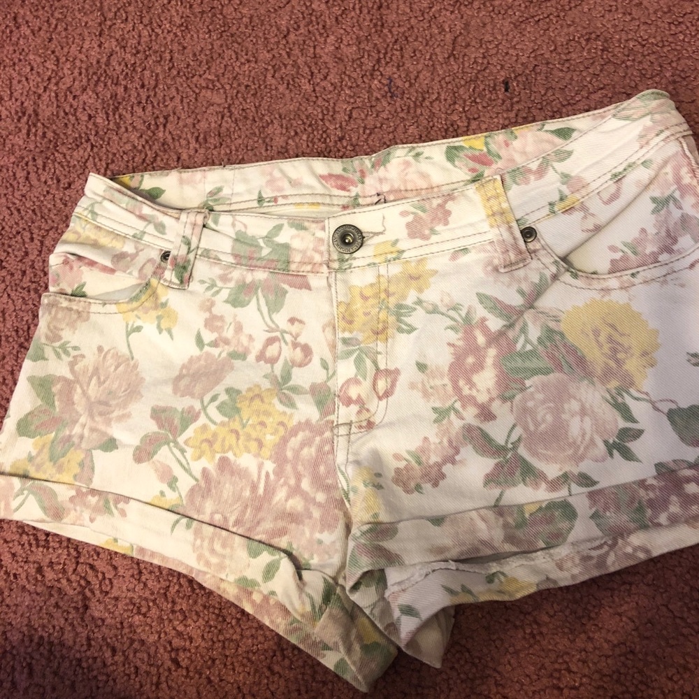 ADORABLE FLOWER SHORTS!!